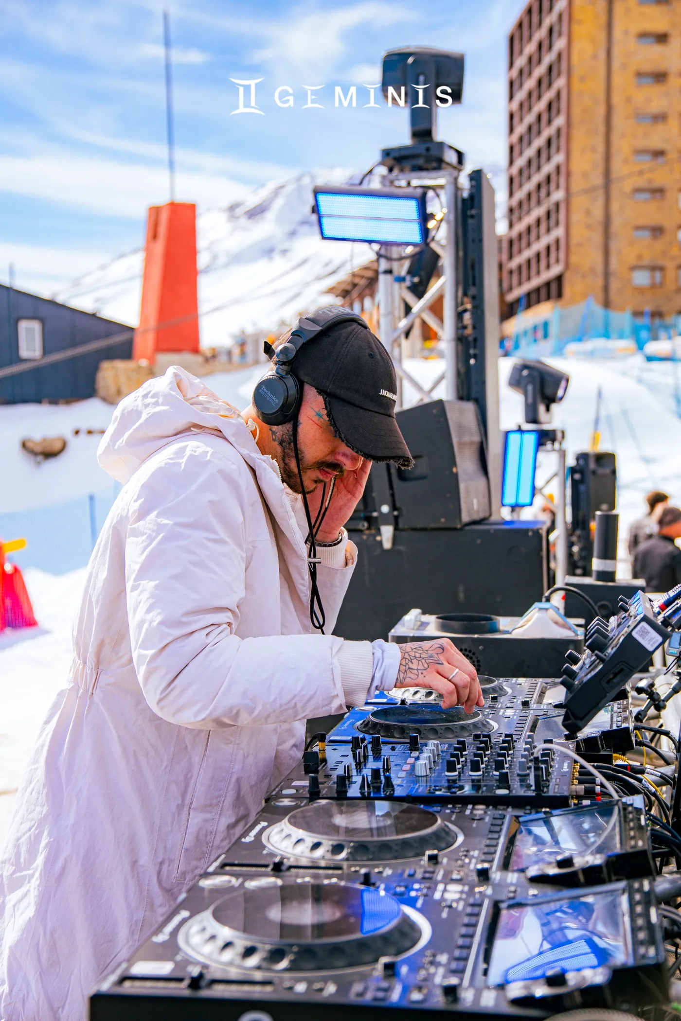 DJ tocando na Winter Session com a neve ao fundo